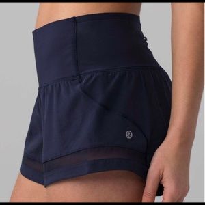NAVY PACE PERFECT SHORTS